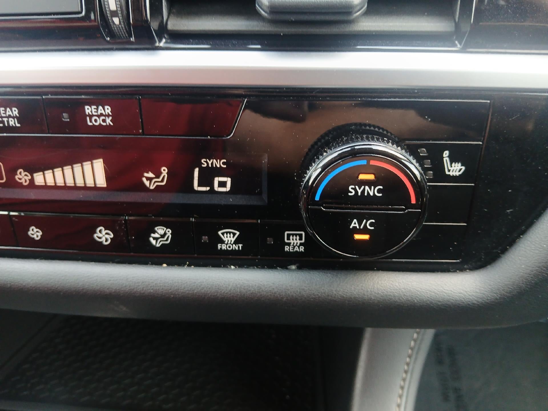 Used 2025 Nissan Pathfinder SV FWD image 32