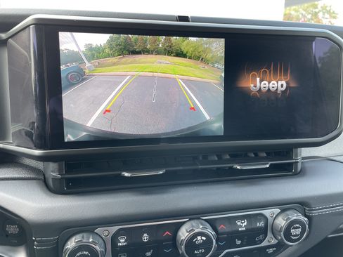 Used 2025 Jeep Wrangler Unlimited Sahara AWD/4WD image 24