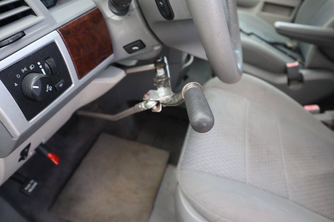 Used 2010 Chrysler Town & Country Touring FWD image 37