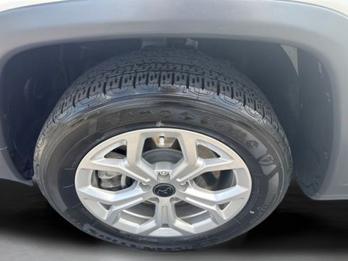 Used 2025 Jeep Compass Latitude AWD/4WD image 33