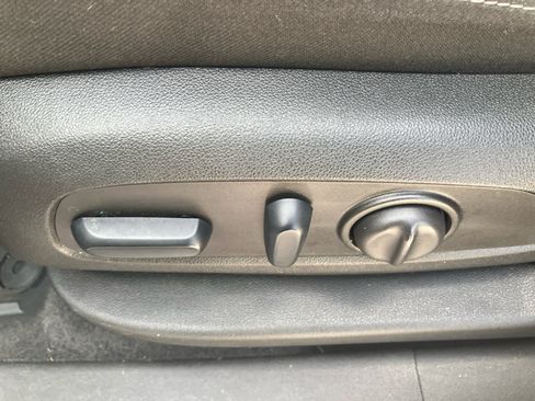 Used 2024 GMC Terrain SLE w/ Driver Convenience Package FWD image 11