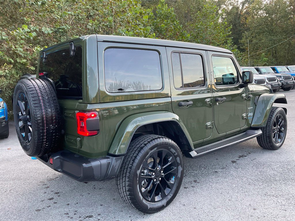 Used 2023 Jeep Wrangler Unlimited Sahara w/ Cold Weather Group AWD/4WD image 6