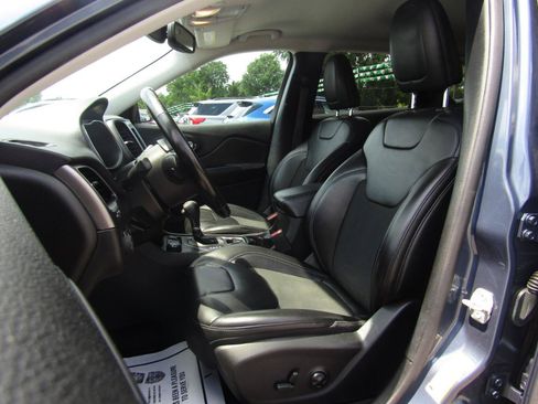 Used 2019 Jeep Cherokee Latitude Plus w/ Comfort/Convenience Group AWD/4WD image 12