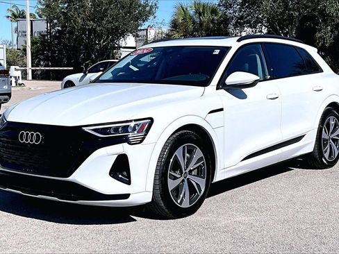 Certified 2024 Audi Q8 e-tron Premium image 9