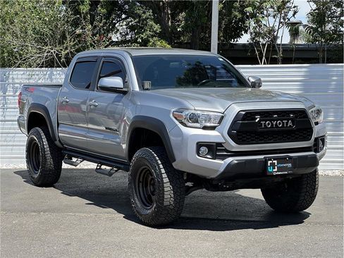 Used 2017 Toyota Tacoma TRD Off-Road AWD/4WD image 8