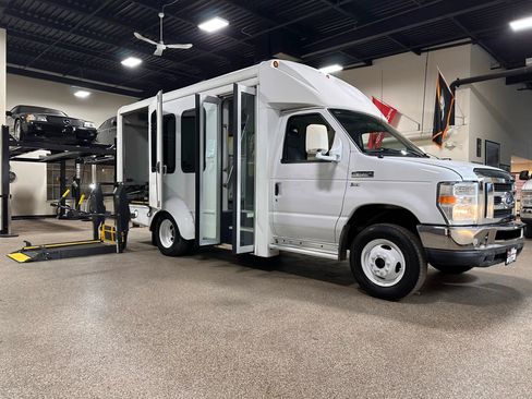 Used 2015 Ford E-350 and Econoline 350 Super Duty image 23