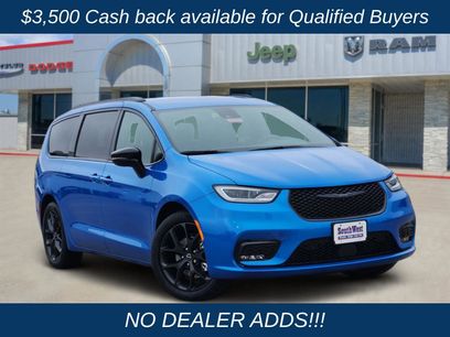 New 2026 Chrysler Pacifica Select w/ S Appearance Package