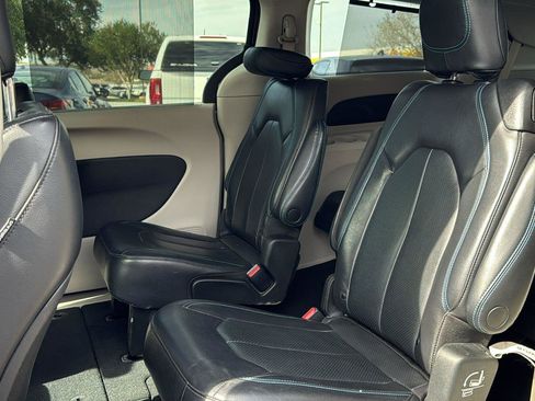 Used 2021 Chrysler Pacifica Touring-L image 22