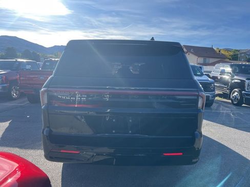 Used 2025 Lincoln Navigator Reserve image 8