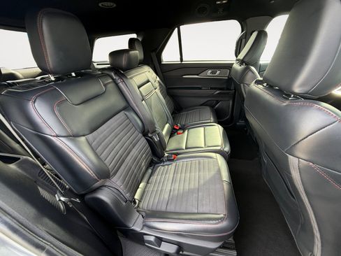 Used 2025 Ford Explorer ST-Line w/ ST-Line Street Pack image 18