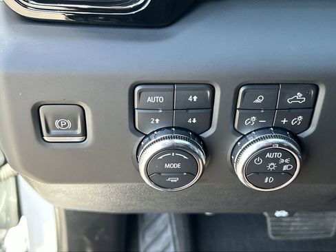 Used 2024 GMC Sierra 1500 AT4 w/ AT4 Premium Package AWD/4WD image 18