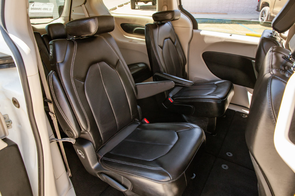 Used 2023 Chrysler Pacifica Touring-L FWD image 12