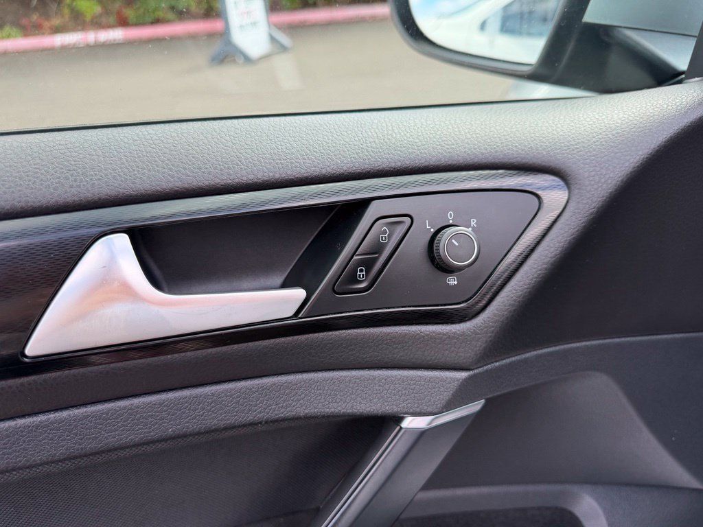 Used 2015 Volkswagen Golf 4-Door FWD image 12