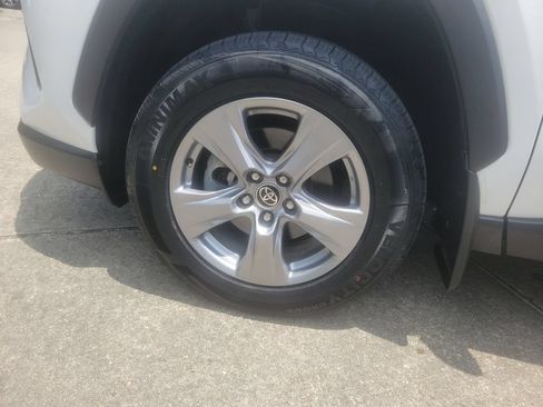 Certified 2022 Toyota RAV4 XLE FWD image 32