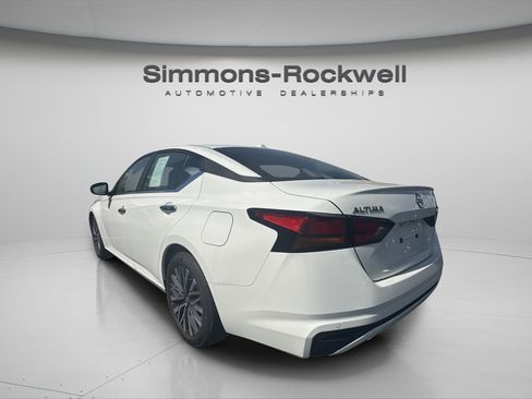 Used 2025 Nissan Altima 2.5 SV FWD image 6