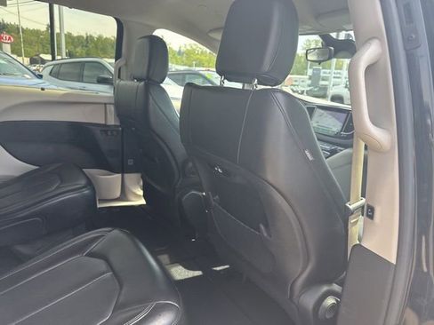 Used 2023 Chrysler Pacifica Touring-L FWD image 12