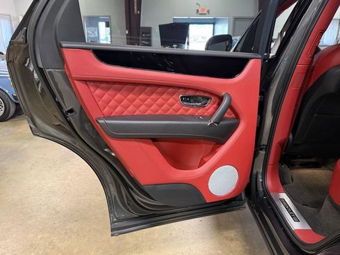 Used 2018 Bentley Bentayga image 65