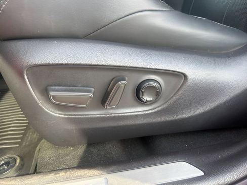 Used 2023 Toyota Venza Limited image 21