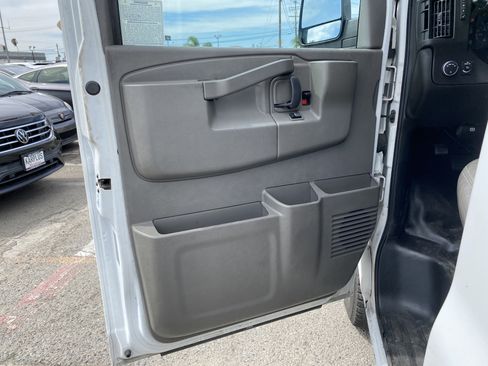 Used 2017 Chevrolet Express 2500 RWD image 16