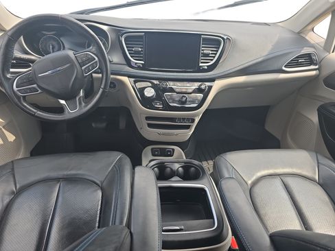 Used 2021 Chrysler Pacifica Touring-L FWD image 9