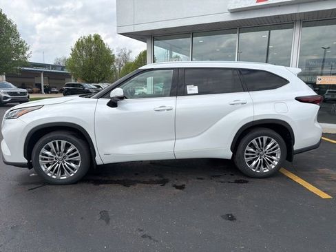 New 2026 Toyota Highlander Platinum AWD/4WD image 3