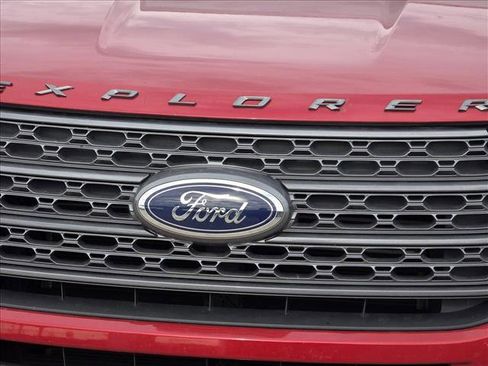 Used 2021 Ford Explorer XLT w/ Equipment Group 202A image 11