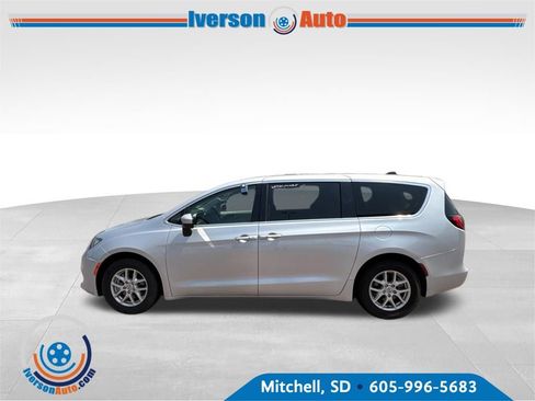 Used 2023 Chrysler Voyager LX FWD image 1