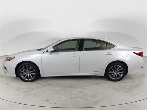 Used 2018 Lexus ES 300h image 2