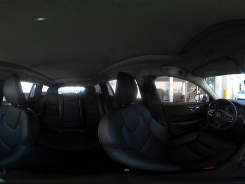 Used 2025 Volvo V60 B5 Cross Country Plus image 42