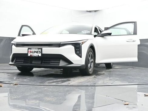 Used 2025 Kia K4 LXS image 67