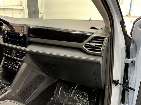 New 2026 Volkswagen Taos SE image 28