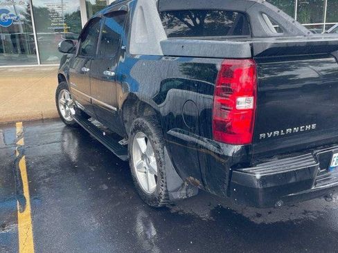 Used 2011 Chevrolet Avalanche LTZ AWD/4WD image 2