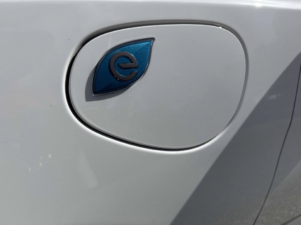 Used 2024 Chrysler Pacifica Limited FWD image 12