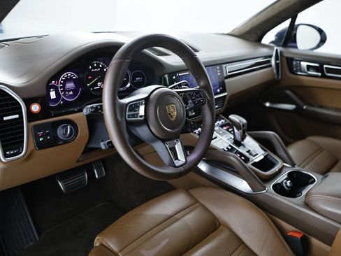 Certified 2023 Porsche Cayenne Turbo S AWD/4WD image 4