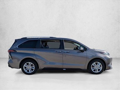 Certified 2022 Toyota Sienna Limited image 4