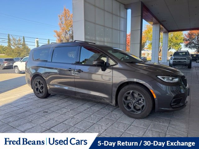 Used 2022 Chrysler Pacifica Touring-L w/ Uconnect Theater Family Group FWD image 3