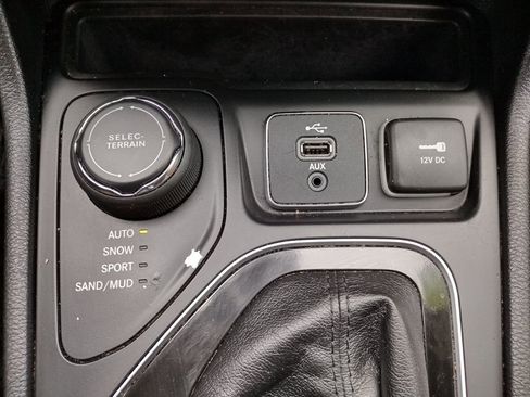 Used 2019 Jeep Cherokee Overland w/ Technology Group image 8