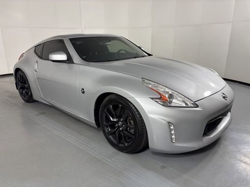 Used 2017 Nissan 370Z Coupe image 2