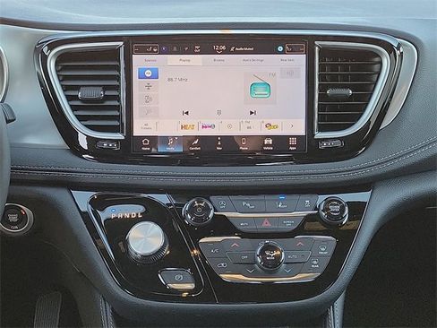 New 2026 Chrysler Pacifica Limited w/ Uconnect Theater Family Group image 10