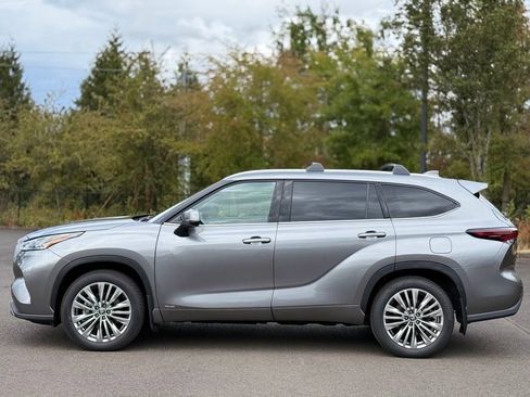Used 2026 Toyota Highlander Platinum AWD/4WD image 2