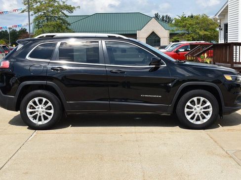 Used 2019 Jeep Cherokee Latitude w/ Comfort & Convenience Group AWD/4WD image 2