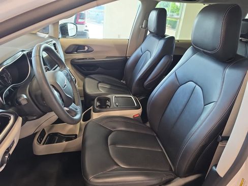 Used 2024 Chrysler Pacifica Touring-L FWD image 15