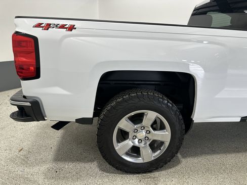 Used 2018 Chevrolet Silverado 1500 LT w/ LT Convenience Package AWD/4WD image 9