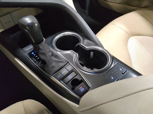 Used 2020 Toyota Camry XLE FWD image 26