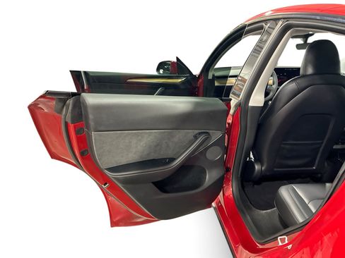 Certified 2023 Tesla Model Y AWD image 10