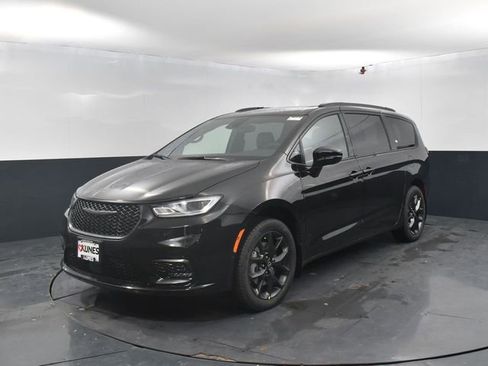 New 2026 Chrysler Pacifica Limited image 4