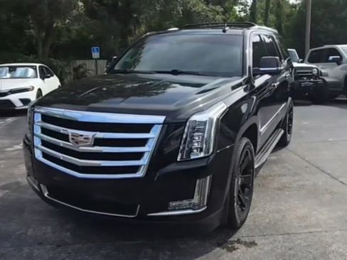 Used 2019 Cadillac Escalade Luxury RWD image 2