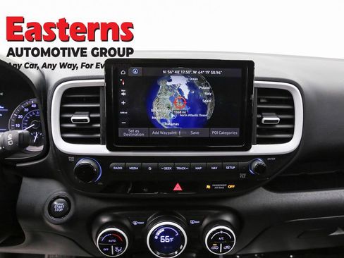 Used 2022 Hyundai Venue Limited image 12