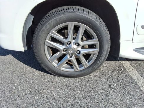 Used 2013 Lexus LX 570 4WD w/ Luxury Pkg image 10