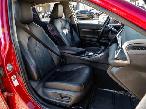 Used 2018 Toyota Camry XLE image 39
